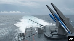 2013年5月16日﹐台灣海軍在南部城市高雄進行海空軍演﹐一艘基德級驅逐艦的後面負載導彈參與演講。
