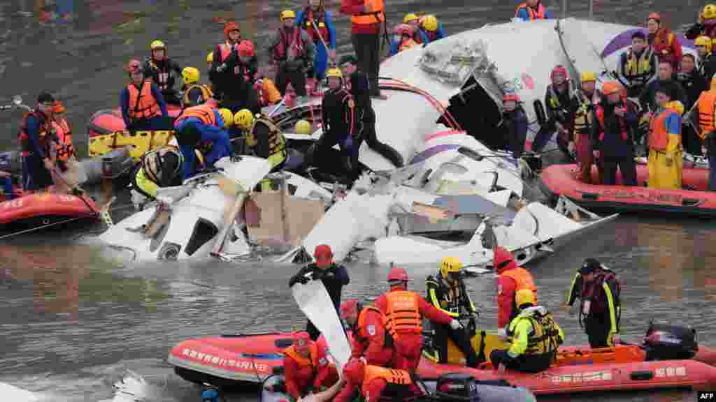 Une équipe de sauveteurs se déploie sur une rivière après qu&#39;un avion de TransAsia s&#39;y est abimé dans la nouvelle ville de Taipei.