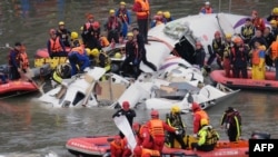 Petugas keselamatan untuk pesawat TransAsia yang jatuh di sungai di Taipei.