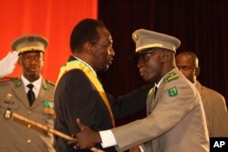 Le président Traoré reçoit les félicitations du chef de la junte, le capitane Sanogo (12 avril 2012)