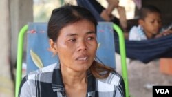 អ្នកស្រី ប៊ុយ គីមឡាក់ ដែលស្វាមី គឺលោក ទុយ ស្រស់ បានស្លាប់ កាលពីថ្ងៃទី ១ ខែមករា ឆ្នាំ២០២០ ខណៈមានការរកឃើញថា ត្រូវបានវាយដំយ៉ាងធ្ងន់ធ្ងររហូតដល់គ្រាំក្នុងពីសំណាក់កងកម្លាំងអាវុធហត្ថ ខេត្តបន្ទាយមានជ័យ។(ស៊ុន ណារិន/VOA)