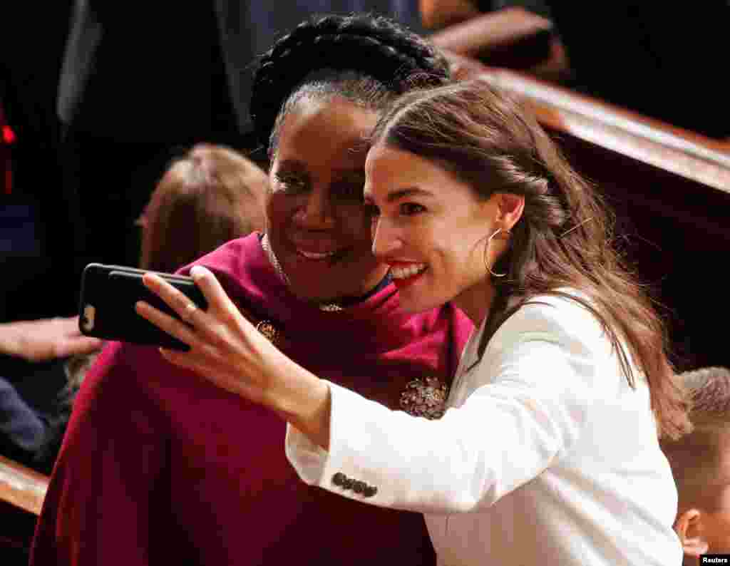 Александрия Окасио-Кортез (в белом) стала самой молодым членом Палаты представителей в истории - ей 29 лет. Она фотографируется с конгрессвумен Шейлой Джексон Ли.