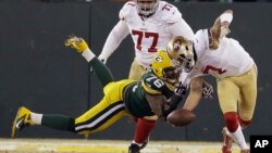 Mike Daniels de los Empacadores de Green Bay atrapa al quarterback de los 49ers, Colin Kaepernick, durante la segunda mitad del juego que ganó San Francisco.