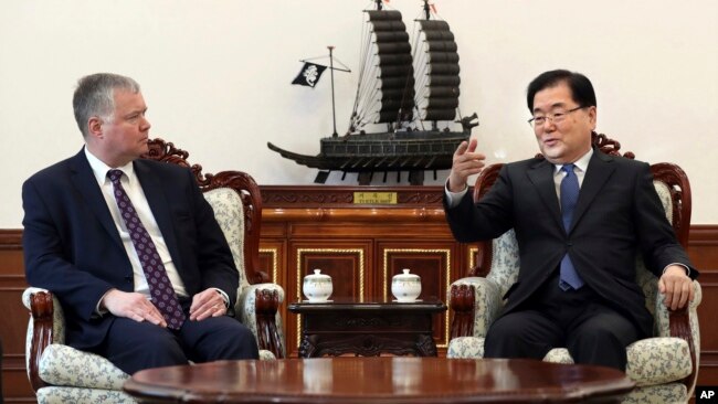 U.S. Special Representative for North Korea Stephen Biegun, left, talks with South Korean National Security Director Chung Eui-yong during a meeting at the Presidential Blue House in Seoul, South Korea, Feb. 4, 2019.