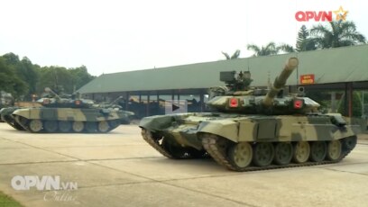 Xe tăng T-90S/SK được trình chiếu với "cặp mắt đỏ" bật sáng.