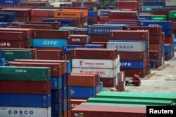 지난 10일 중국 상하이의 항구에 컨테이너들이 쌓여있다. (자료사진)