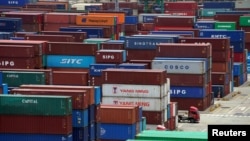 Tư liệu - Container vận tải chất tại một hải cảng ở Thượng Hải, Trung Quốc, ngày 10 tháng 7, 2018.