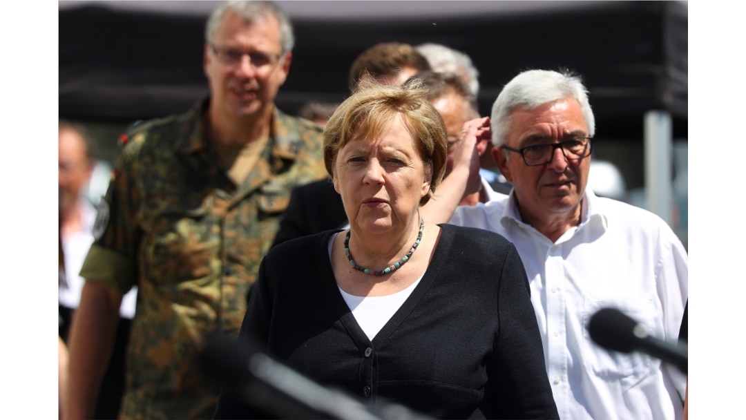Kanselir Jerman Angela Merkel memberikan konferensi pers di kawasan yang dilanda banjir dekat Bad Neuenahr-Ahrweiler hari Minggu (18/7).
