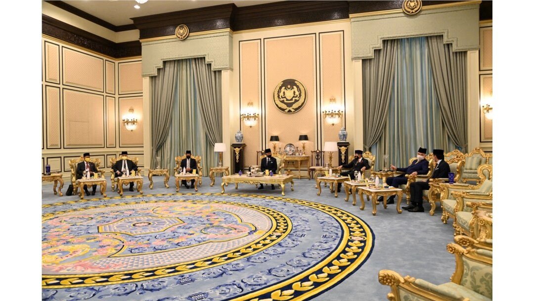 Raja Sultan Abdullah Sultan Ahmad Shah (tengah) menghadiri pertemuan dengan para Sultan dari seluruh negara bagian Malaysia, di Istana Negara, Kuala Lumpur, 20 Agustus 2021. (Istana Nasional Malaysia/AFP)