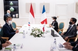 Presiden Perancis Emmanuel Macron (kiri) dan Presiden Joko Widodo bertemu di Royal Splendid Hotel di Roma, Italia sebagai bagian KTT G20, Sabtu, 30 Oktober 2021. (Foto:Eliot BLONDET / POOL / AFP)