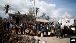 Cảnh sát Liên Hiệp Quốc phân phát nước uống cho cư dân làng Sous-Roche, Haiti, 11/10/2016.