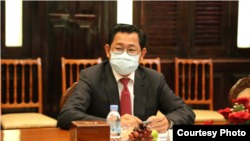 រូបឯកសារ៖ លោក កើត រិទ្ធ រដ្ឋមន្ត្រី​ថ្មី​នៃ​ក្រសួង​យុត្តិធម៌​ ចូលរួមកិច្ចប្រជុំមួយជាមួយតំណាង​ការិយាល័យ​ឧត្តម​ស្នងការ​អង្គការ​សហ​ប្រជាជាតិ​ទទួល​បន្ទុក​សិទ្ធិ​មនុស្ស​ប្រចាំ​កម្ពុជា នៅ​ក្រសួង​យុត្តិធម៌​ រាជធានីភ្នំពេញ កាលពីថ្ងៃ​ព្រហស្បតិ៍​ ទី៧ ខែឧសភា ឆ្នាំ២០២០។