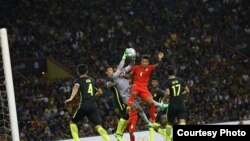 2017 SEA Games - မေလးရွားနဲ႔ ျမန္မာ အမ်ိဳးသားေဘာလံုးအသင္းတို႔ အႀကိတ္အနယ္။ (Photo MFF)