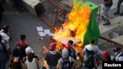 베네수엘라 제헌의회 선거가 실시된 30일 수도 카라카스에서 반정부 시위대가 바리케이트를 불태우고 있다.
