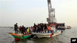Anggota Angkatan Laut Bangladesh membantu pencarian korban kapal ferry yang terbalik di sungai Meghna, Munshiganj, selatan Dhaka, Bangladesh, 8 Februari 2013. (AP Photo/A.M. Ahad)