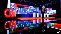 지난 13일 밤 미국 민주당 대선 후보 첫 TV 토론회가 열린 라스베가스 CNN 방송국 스튜디오. 