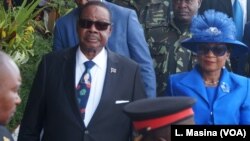 Le président du Malawi, Peter Mutharika, et la première dame, Getrude Mutharika, à la cérémonie d'investiture au stade Kamuzu de Bantyre, le 28 mai 2019.