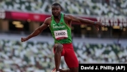 Hugues Zango, du Burkina Faso, participe à la finale du triple saut masculin aux Jeux olympiques d'été de 2020, jeudi 5 août 2021, à Tokyo.