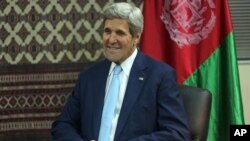 جان کری، وزیر خارجۀ ایالات متحده پس از رسیدن به کابل