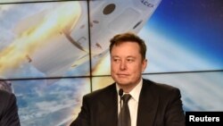 ທ່ານ Elon Musk ຫົວ​ໜ້າ​ບໍ​ລິ​ສັດ SpaceX and Tesla ເຂົ້າ​ຮ່ວມກອງ​ປະ​ຊຸມທີ່​ສູນ​ອະ​ວະ​ກາດ Kennedy Space Center ໃນ​ເມືອງ Cape Canaveral, ລັດ​ຟ​ລໍ​ຣິ​ດາ, ວັນ​ທີ 19 ມັງກອນ, 2020. ທ່ານ​ເປັນ 1 ໃນ 10 ຄົນ​ທີ່​ຄວາມ​ຮັ່ງ​ມີ​ເພີ້ມ​ຂຶ້ນ​ຫລາຍ​ທີ່​ສຸດ​ໃນໄລ​ຍະ​ທີ່​ມີ​ການ​ລະ​ບາດ​ຂອງ COVID-19.