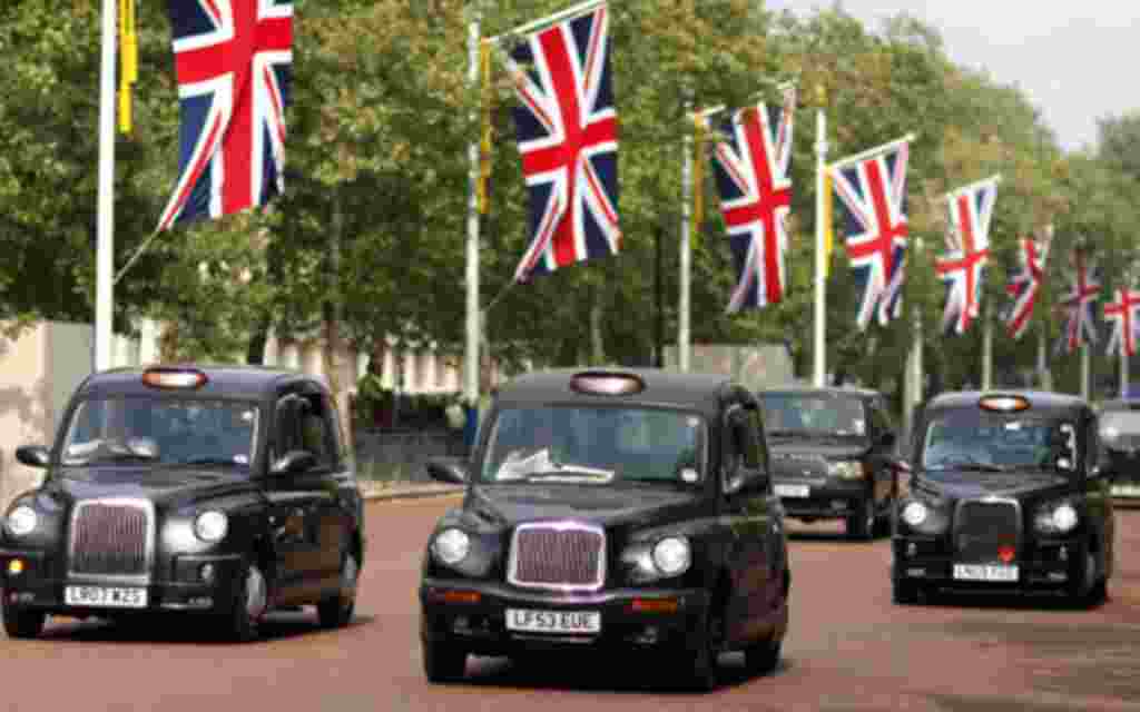 Típicos taxis británicos viajan por una carretera del centro de Londres un día antes de la boda del príncipe Guillermo y Kate Middleton.