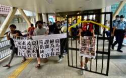 社民连4名成员9月19日早上游行再湾仔会展选委会选举投票站附近，抗议当局搞小圈子选举，沿途大批警员在场戒备 (美国之音/汤惠芸)