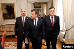 Le président français Emmanuel Macron avec le Premier ministre libyen Fayez al-Sarraj (à droite) et le général Khalifa Haftar (à gauche), près de Paris, France, le 25 juillet 2017.