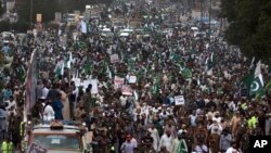 “Pendukung partai agama Pakistan, Tehreek-i-Labaik Pakistan, berunjuk rasa, di Karachi, Pakistan, 12 Agustus 2018 . Mereka memprotes penyelenggaraan kontes kartun Nabi Muhammad yang diselenggarakan di Belanda atas inisiatif politisi Belanda, Geert Wilders. Kompetisi kartun itu diumumkan pada 12 Juni. (Foto: AP/dok)