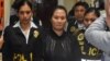 Keiko Fujimori, hija del ex presidente peruano encarcelado (1990-2000) Alberto Fujimori, es conducida esposada a la cárcel en el Palacio de Gobierno, después de una audiencia judicial en Lima el 31 de octubre de 2018.