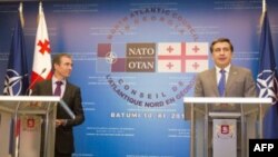 NATO Bosh kotibi Anders Fog Rasmussen (chapda) va Gruziya prezidenti Mixail Saakashvili (o'ngda) Batumida, 10-noyabr, 2011-yil