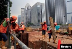 Para pekerja proyek Jakarta Mass Rapid Transit bekerja di lokasi konstruksi di kawasan bisnis Sudirman, 17 April 2018.