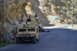 反塔利班的起義部隊在潘杰希爾省的山路上執行巡邏任務。(2021年8月25日)