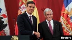 Chile's President Sebastian Pinera and Spain's Prime Minister Pedro Sanchez shake hands at the government house in Santiago, Chile, Aug. 27, 2018. 