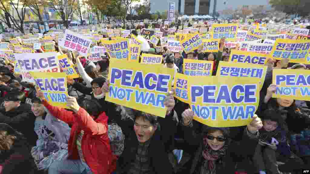 Des manifestants contre la guerre brandissent leurs pancartes lors d&#39;un rassemblement exigeant la paix dans la péninsule coréenne près de l&#39;ambassade des États-Unis à Séoul, en Corée du Sud, le 5 novembre 2017.