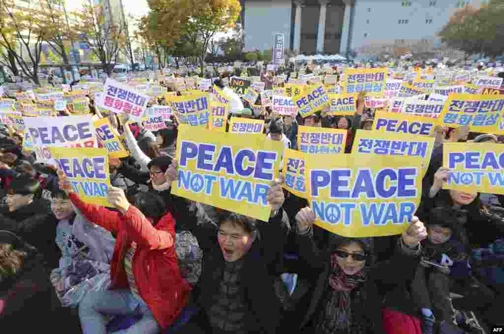 南韓反戰示威者在首爾的美國大使館附近集會。 （2017年11月7日）