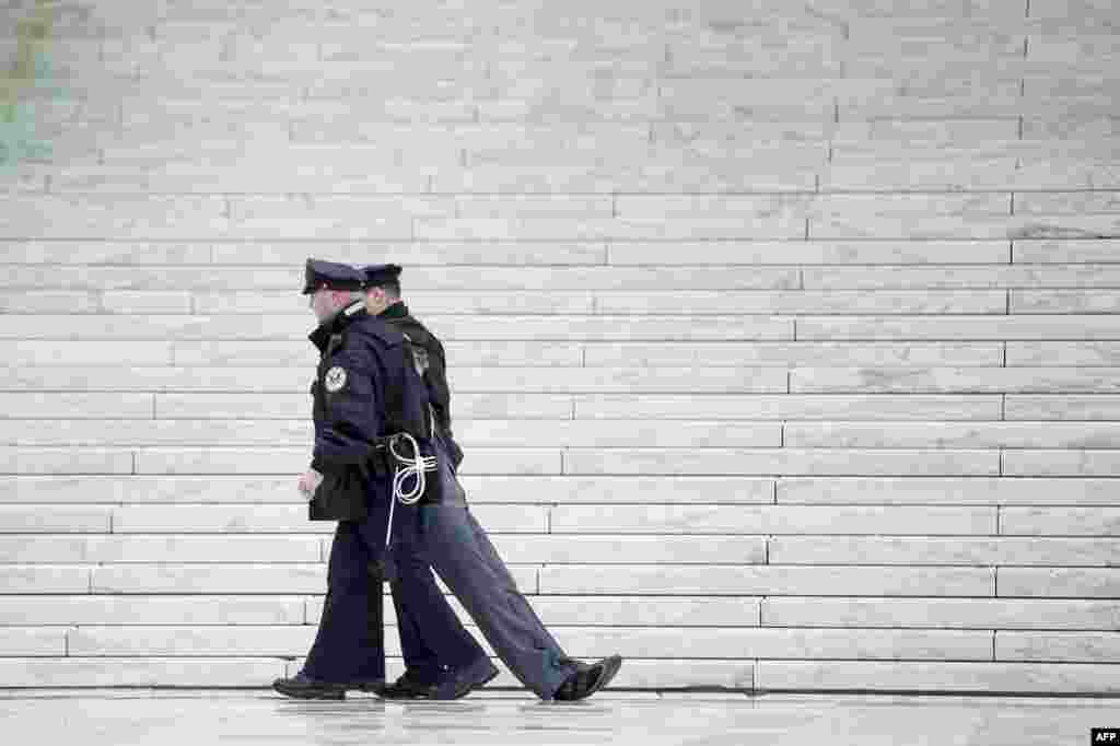 ABD- Washington DC&#39;de Anayasa mahkemesi önünde göstericilerden birini gözaltına alan polisler