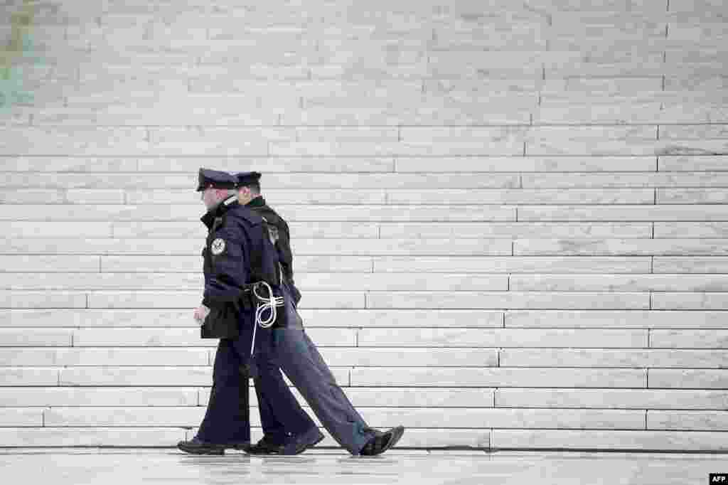 Vaşinqton - Polis etirazçını aparır &nbsp;