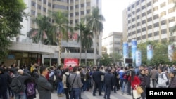 Người biểu tình tụ tập bên ngoài trụ sở chính của tờ Nam Phương Tuần Báo ở tỉnh Quảng Ðông.