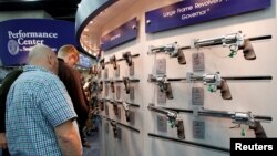 Tư liệu - Những người mê súng đứng xem những khẩu súng của hãng Smith & Wesson tại hội nghị hàng năm và triển lãm của Hiệp hội Súng Quốc gia (NRA) ở thành phố Louisville, bang Kentucky, ngày 21 tháng 5, 2016.