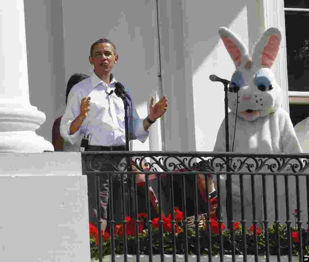 El presidente Barack Obama acompañado del Conejo de Pascua durante la celebración de la carrera anual de Huevos de Pascua del año pasado.