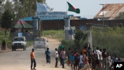 Des habitants passent devant la base de la Monusco à Bunia, Ituri, RDC, le 10 aout 2016 