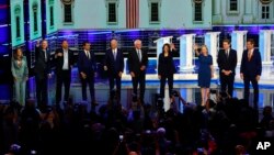 Кандидаты в президенты от Демократической партии на сцене во вторую ночь демократических первичных дебатов, организованных NBC News, Майами, 27 июня 2019
