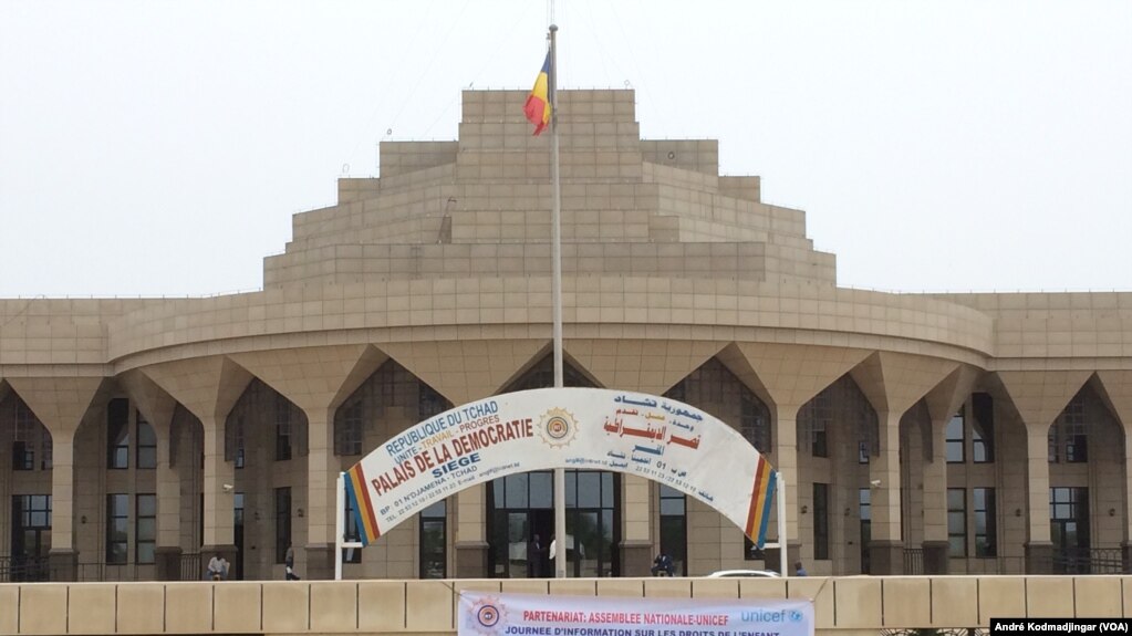 Le siège de l'Assemblée nationale qui abrite désormais le CNT, à N'Djamena, au Tchad, le 5 octobre 2021. (VOA/André Kodmadjingar)