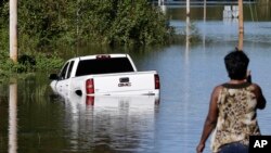 Una residente observa una calle inundada tras las lluvias causadas por el huracán Florence en Lumberton, Carolina del Norte, el martes, 18 de septiembre de 2018.