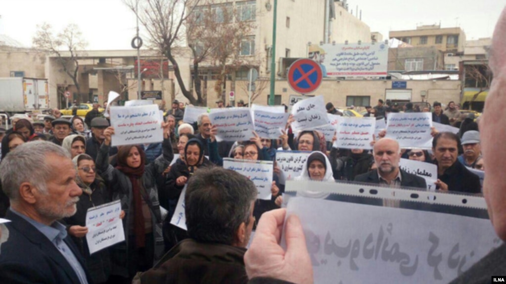 تجمع کارگران، معلمان و پرستاران بازنشسته مقابل مجلس (آرشیو)