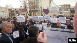 تجمع کارگران، معلمان و پرستاران بازنشسته مقابل مجلس (آرشیو)