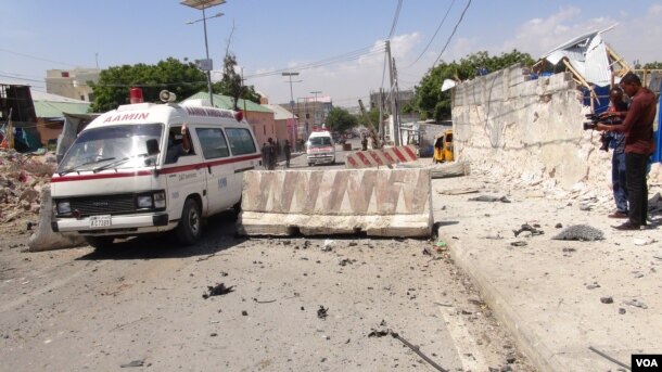An ambulance arrives at the scene of Monday's suicide bombing in a Mogadishu neighborhood in Somalia, Jan. 2, 2017. (Photo - Abdulkadir Mohamed Abdulle for VOA's Somali Service)