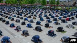 Молитва на соціальній дистанції у п'ятницю у мечеті Fatih, що у Стамбулі