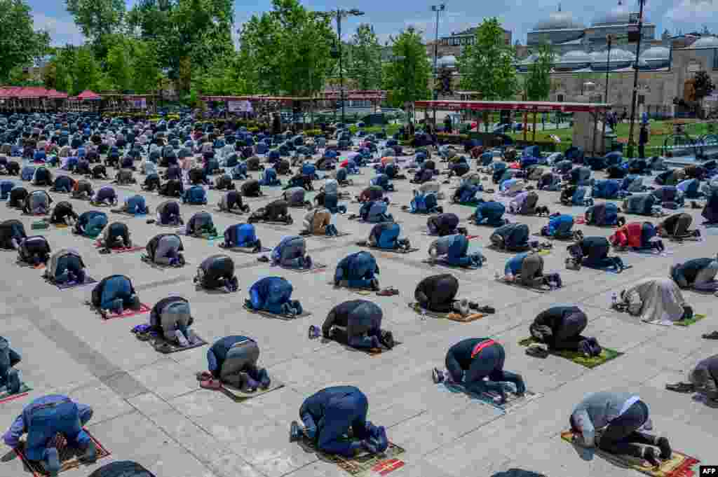 Juma namozi. Fotih masjidi qayta ochildi. Istanbul.