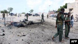 Lực lượng an ninh Somalia tại hiện trường vụ nổ bom gần trụ sở quốc hội, Mogadishu, 5/7/2014.